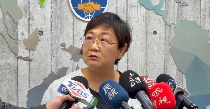 据TVBS报道，台“侨委会”委员长徐佳青为儿子“开后门”，让没有资格的他登上东沙