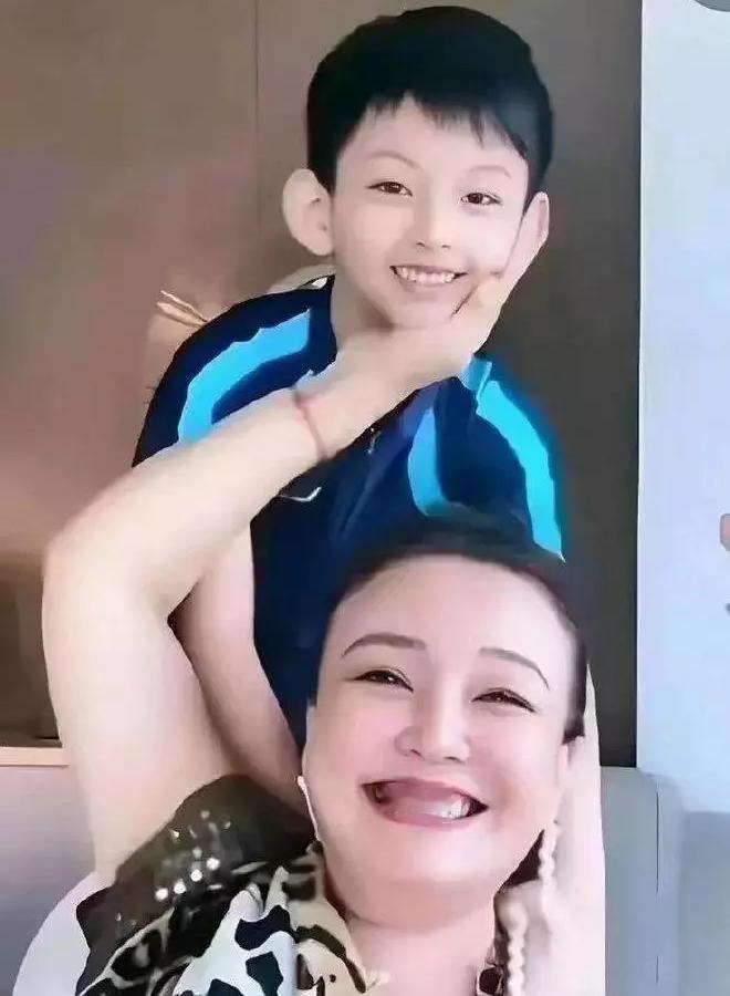 大S儿子近照显尴尬9岁汪希箖衣服短一截大S离世一周年祭日前夕，张兰直播中意