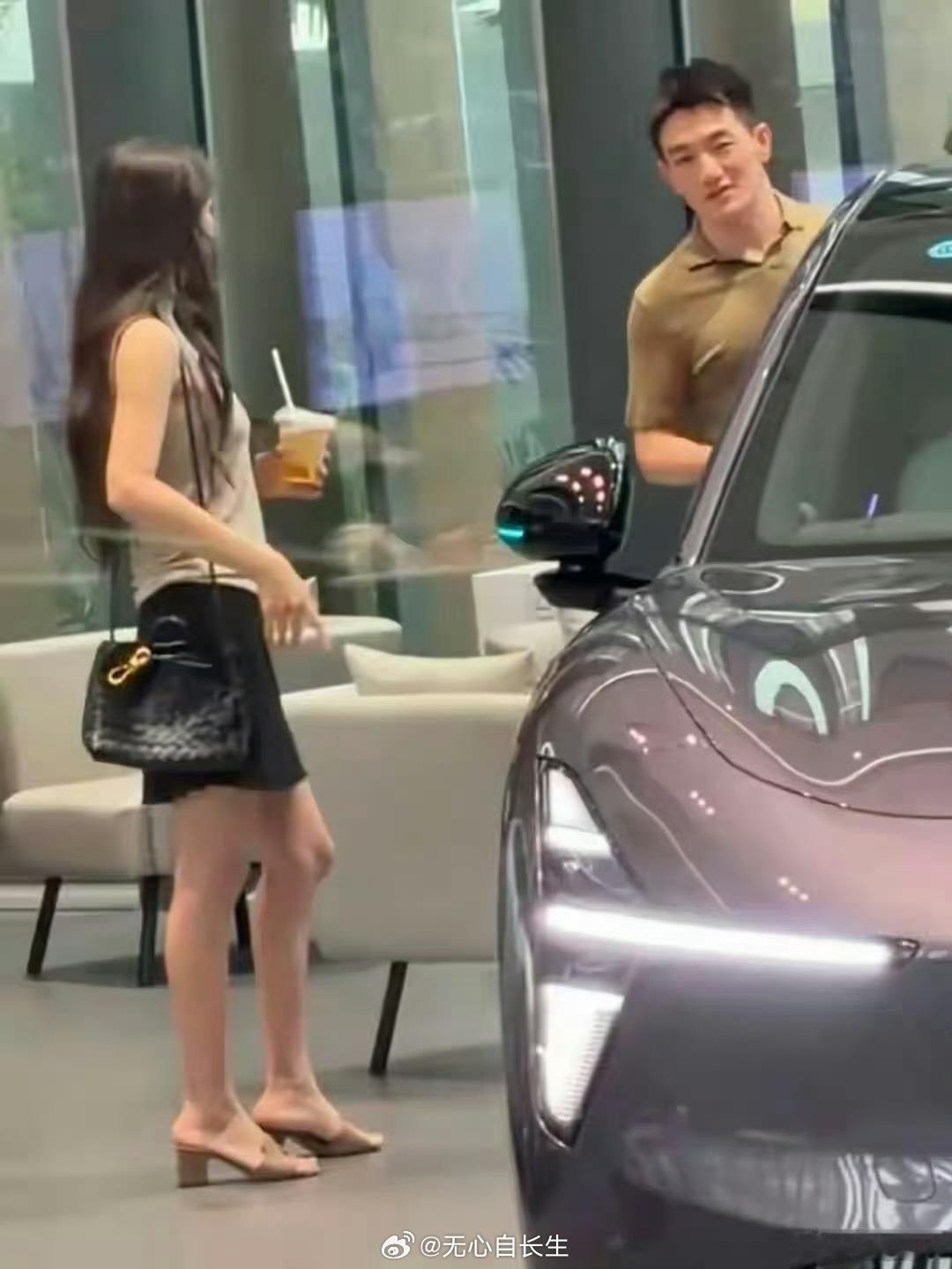 网友偶遇张馨予何捷看车喔唷模糊的画质清晰的美丽全世界都在偶遇张馨予我也想偶遇