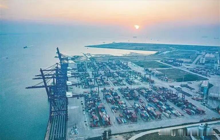 果不其然。这两天在三亚逛免税店的老友跟我念叨，说岛内居民现在买免税品方便太多了