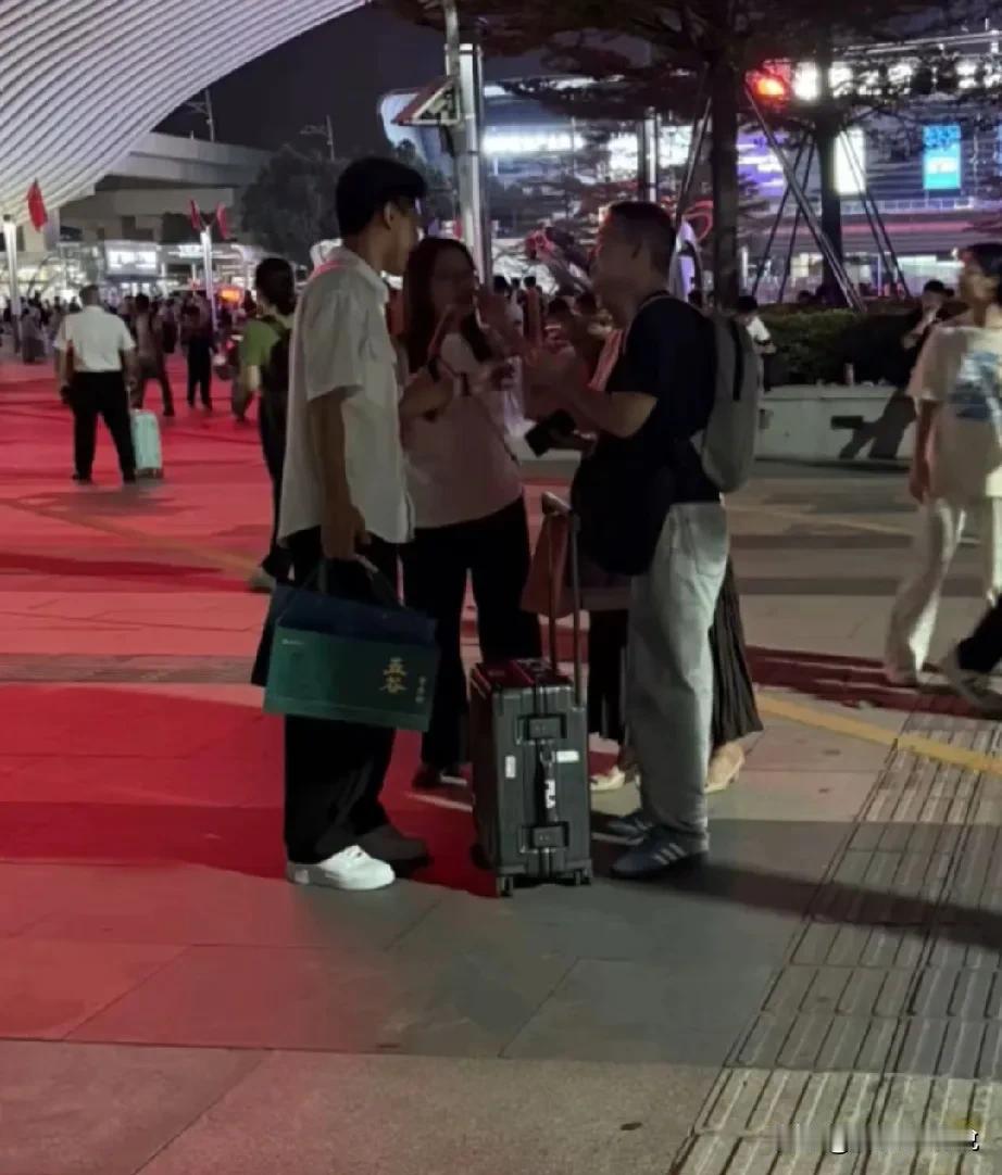 原来谢浩男昨天就已经到达深圳了，这次不是谢岳去接机的，而且许建华，大妹海军一