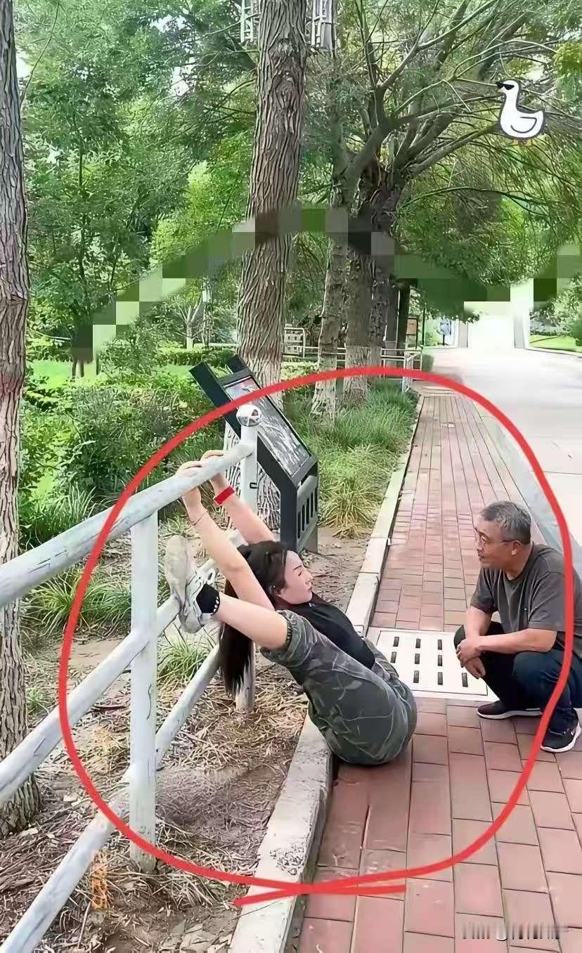 笑死！我在公园拉伸，一大爷突然蹲我面前，脸都快贴我脸上了，盯得那叫一个认真。