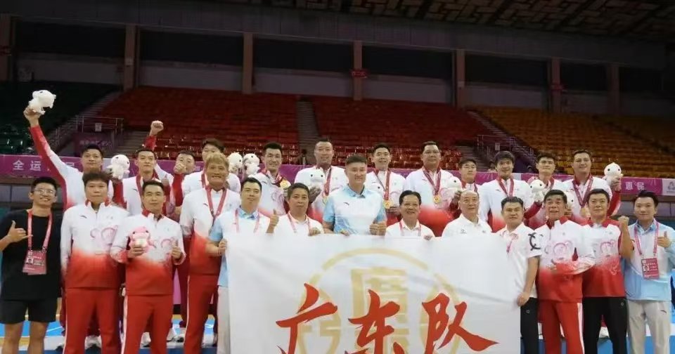 广东篮球全运收获两冠，杜锋亲临现场颁奖和庆贺