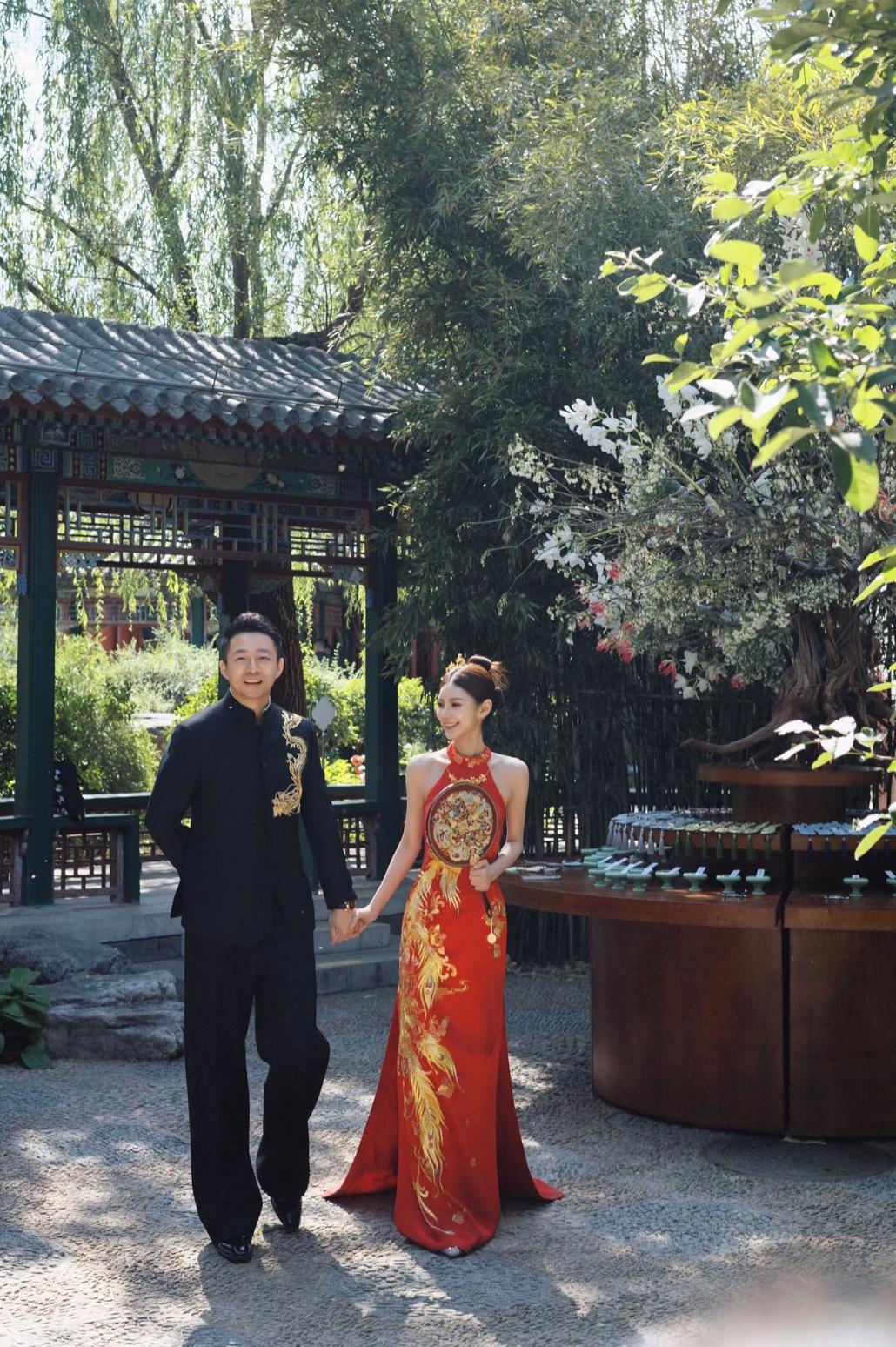 汪小菲马筱梅婚礼的伴手礼好精致宝格丽香水一瓶，一对紫色雕花杯盏淡粉色小香包，