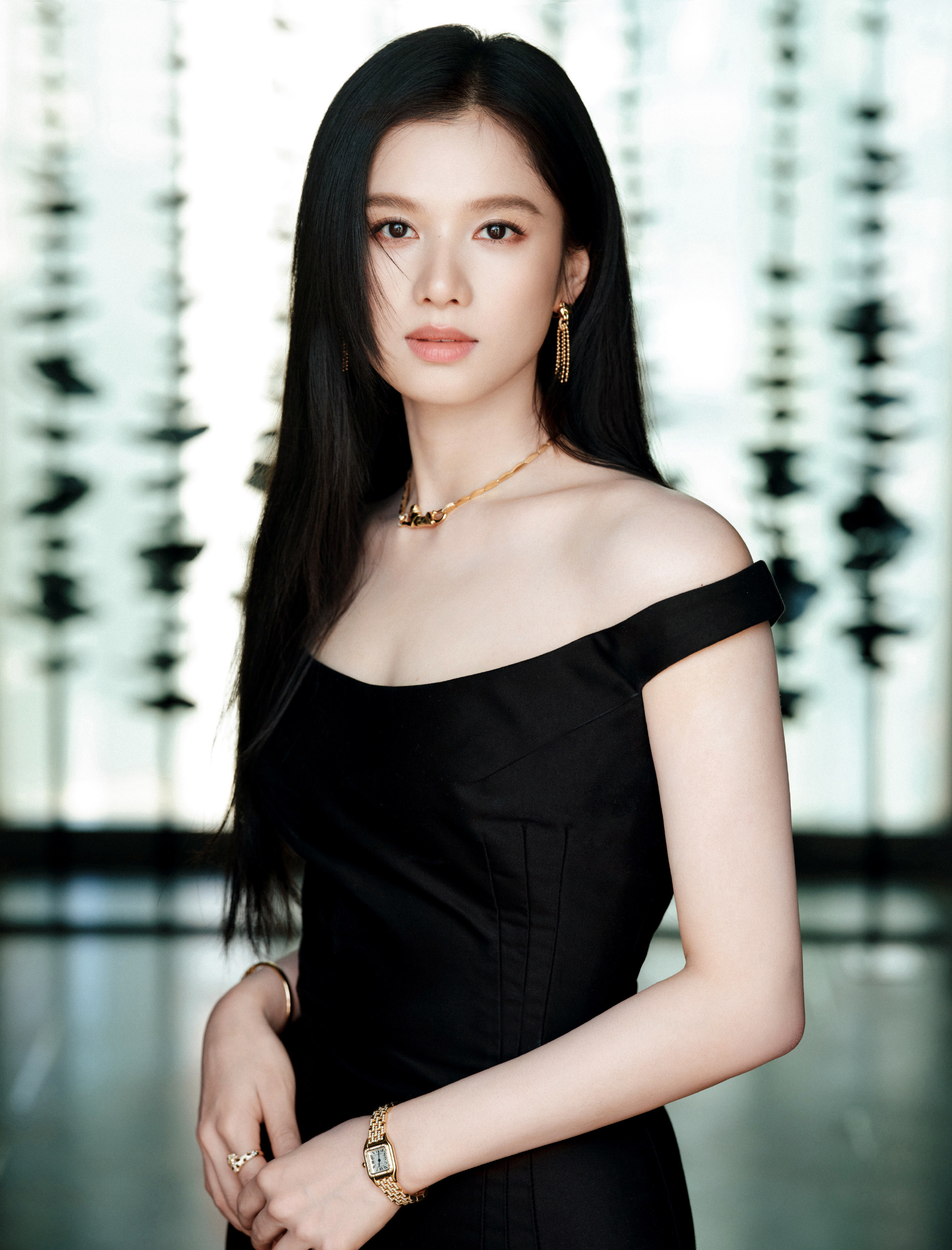 张婧仪，黑色长裙，柔美优雅风姿。张婧仪