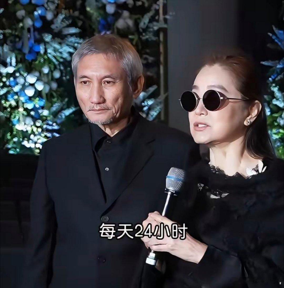 果然做大明星的人，情商一定是顶级的！不信你看林青霞，施南生的追悼会结束后，徐克和