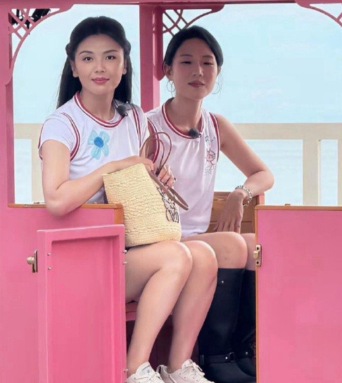 第一次看见刘涛穿着篮球服，搭配一条百褶短裙，看起来少女感满满的，不像是40多岁的