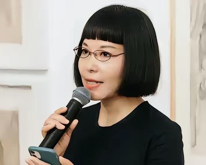 《丰乳肥臀》能得奖，美院教授灵机一动，反向突破，让你们歪打正着。原来你们的枪