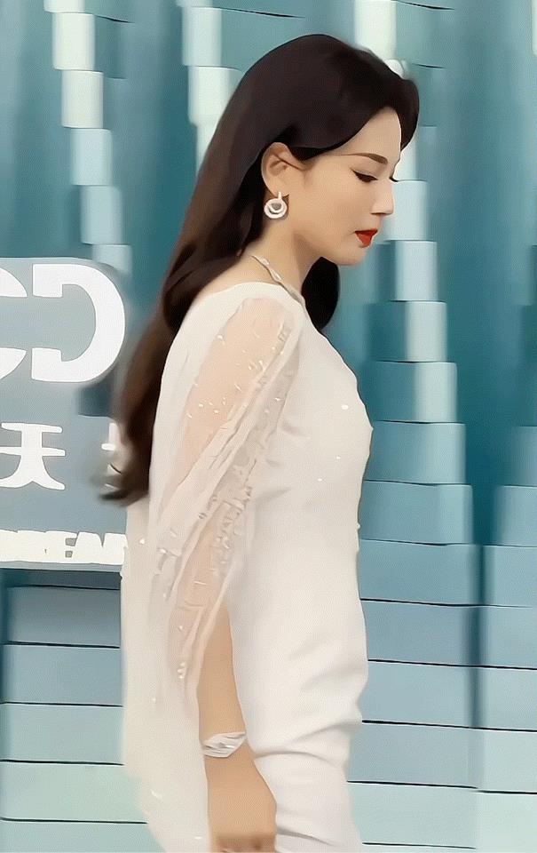 看到刘涛这肚腩，女神也有小肚子，普通人还有什么好纠结的呢？
