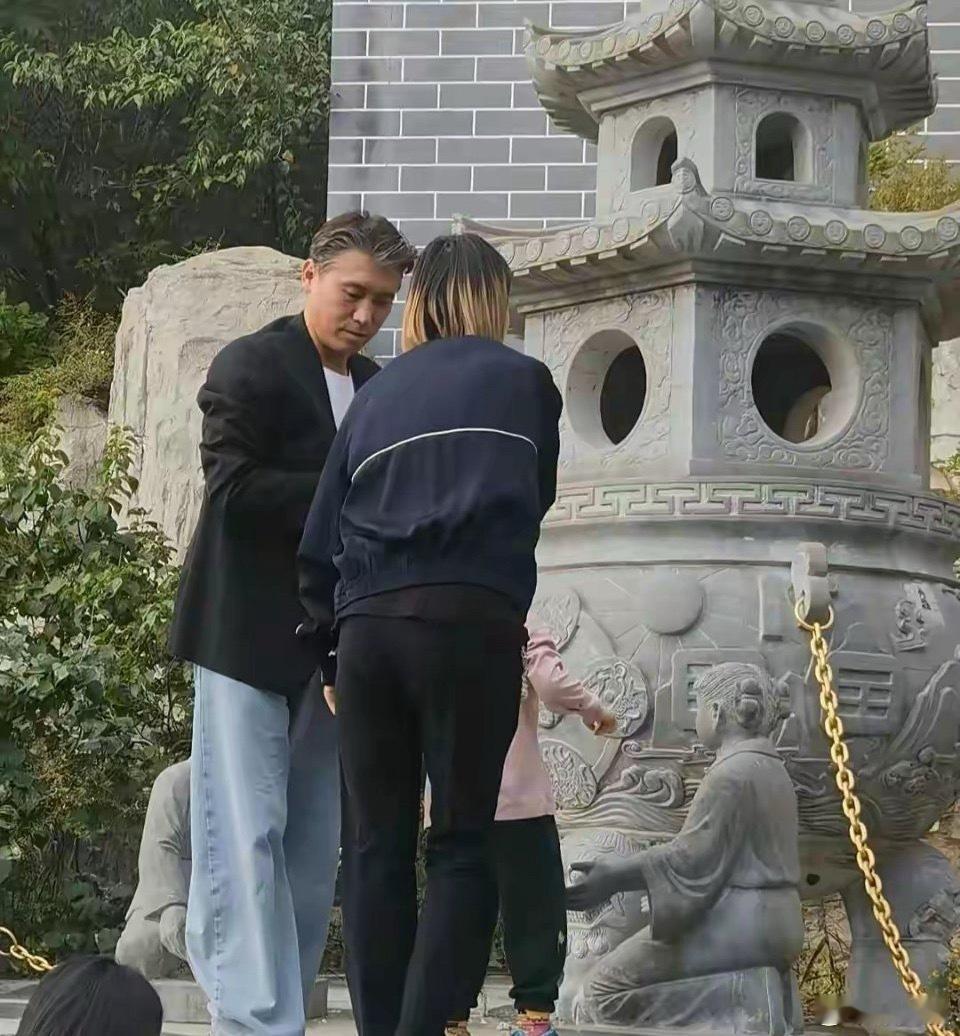 李乃文和老婆女儿到大孤山游玩夫妻俩都做了挑染发型看起来很时尚​​​