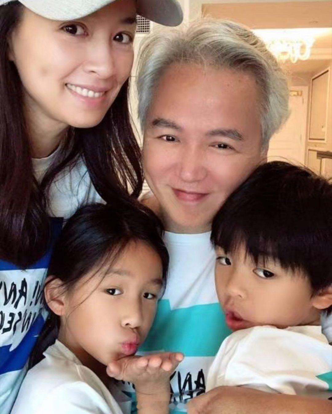 张庭发了张全家福，两个娃现在模样大变，跟以前完全不一样了
