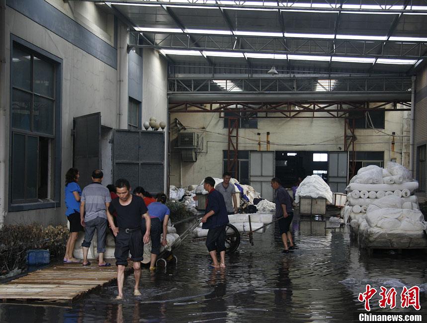 绣花厂暴雨积水受损超百万元，老板坦言全部资金投进厂区，大批生产机器泡水彻底报废