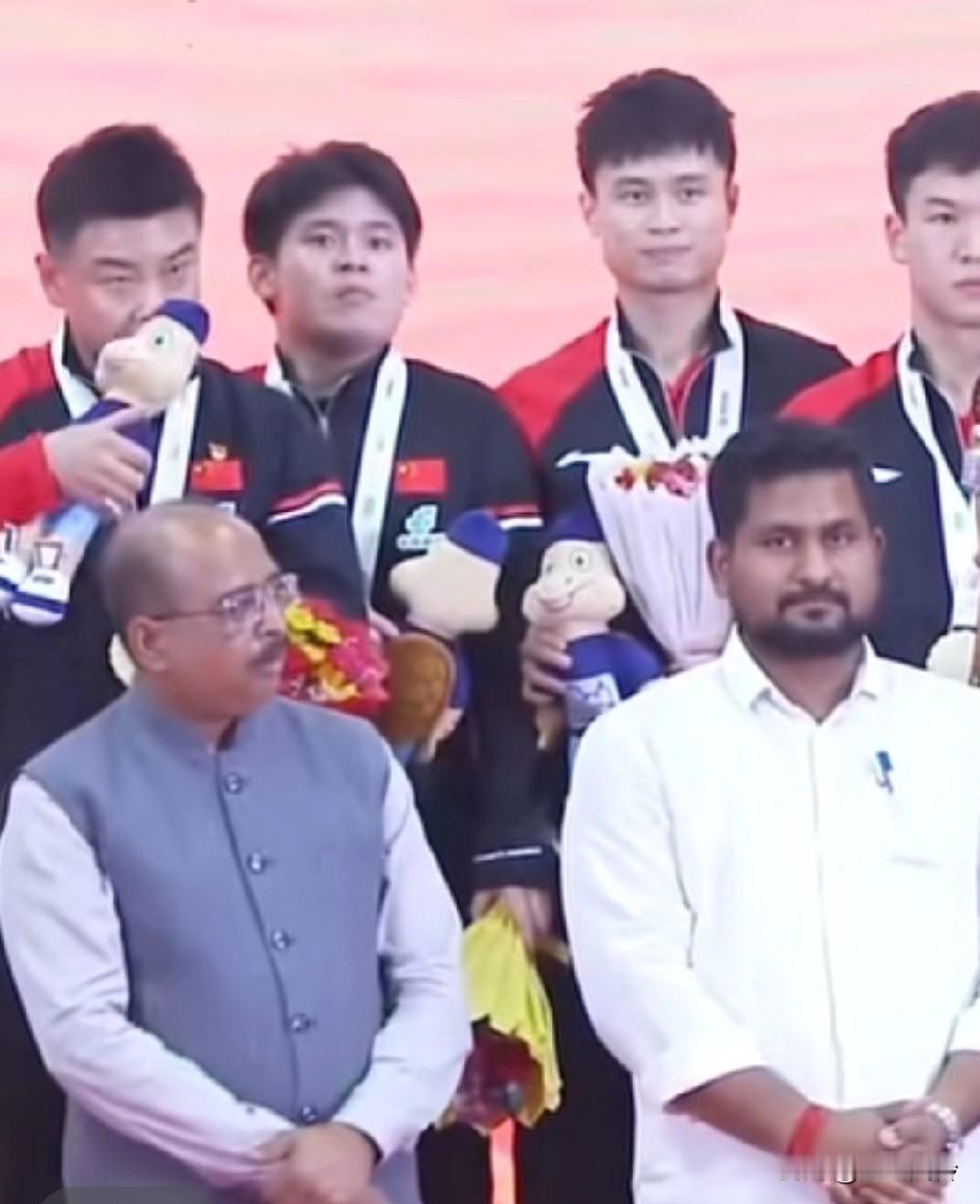 小石头:赶紧回国,花花臭,娃娃娃娃臭,哪儿哪儿都臭,怎么有股咖喱牛,狐臭异味孩