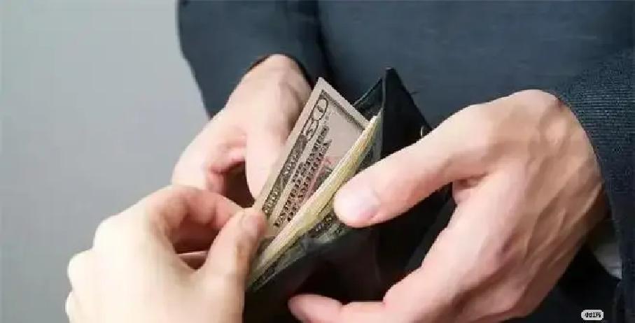 年底了，一张网络图片火了，上面写着几句诗：农村谁还来往，日子过得苦穷得难以为继；