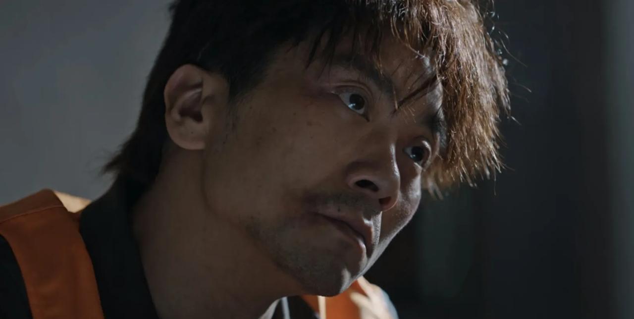 《利剑玫瑰》根据青皮提供的线索，邓妍很快就锁定了嫌疑人黄川与贾岩。黄川就是老黄