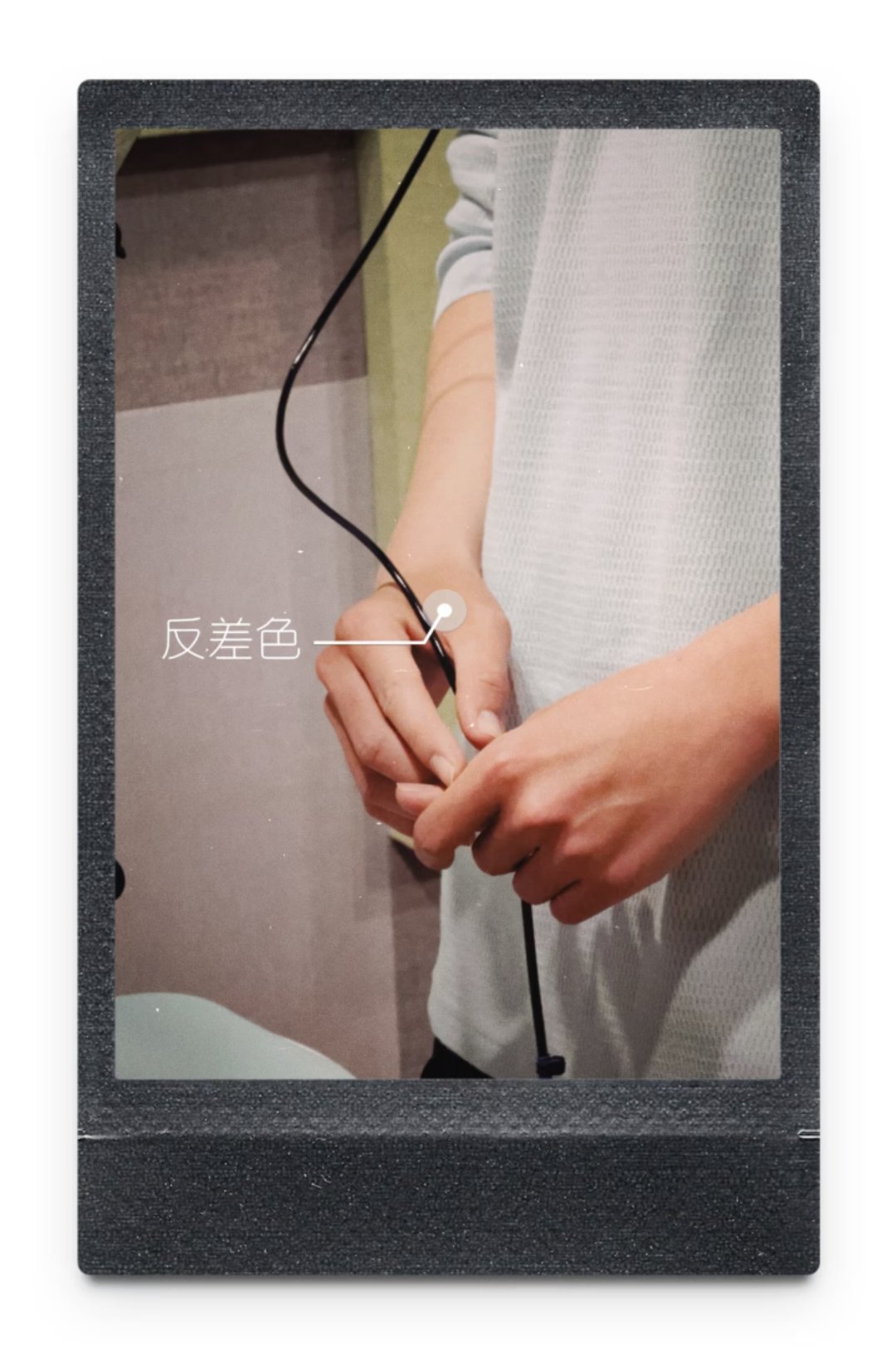 张哲华在录音棚里复习的图片～“复习一下拍过的戏”