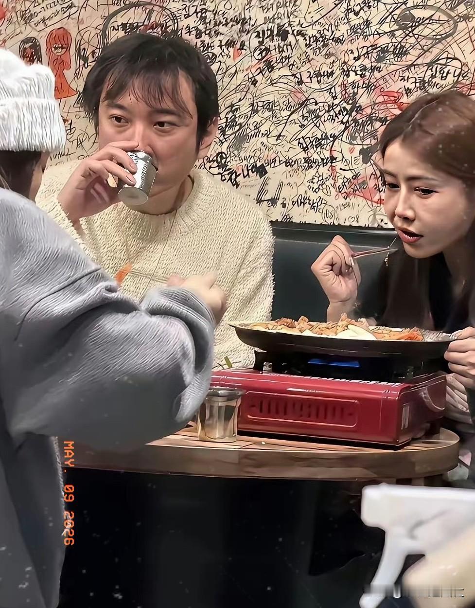 思聪这么年轻，本应朝气蓬勃，可如今眼神涣散，没了一点精气神，实在是让人唏嘘。