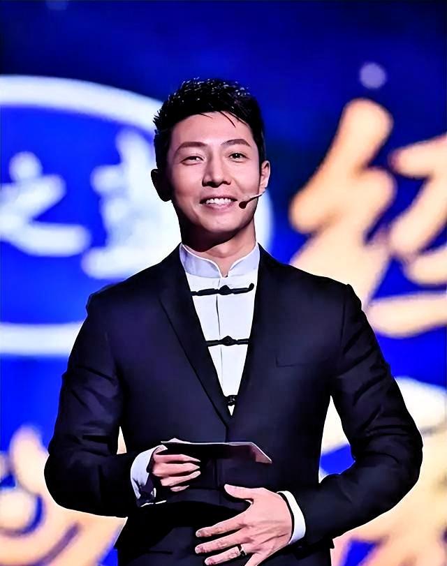 撒贝宁拿全国五一劳动奖章，全网炸了。第一反应全是：凭啥？一个综艺咖凭啥当劳模。