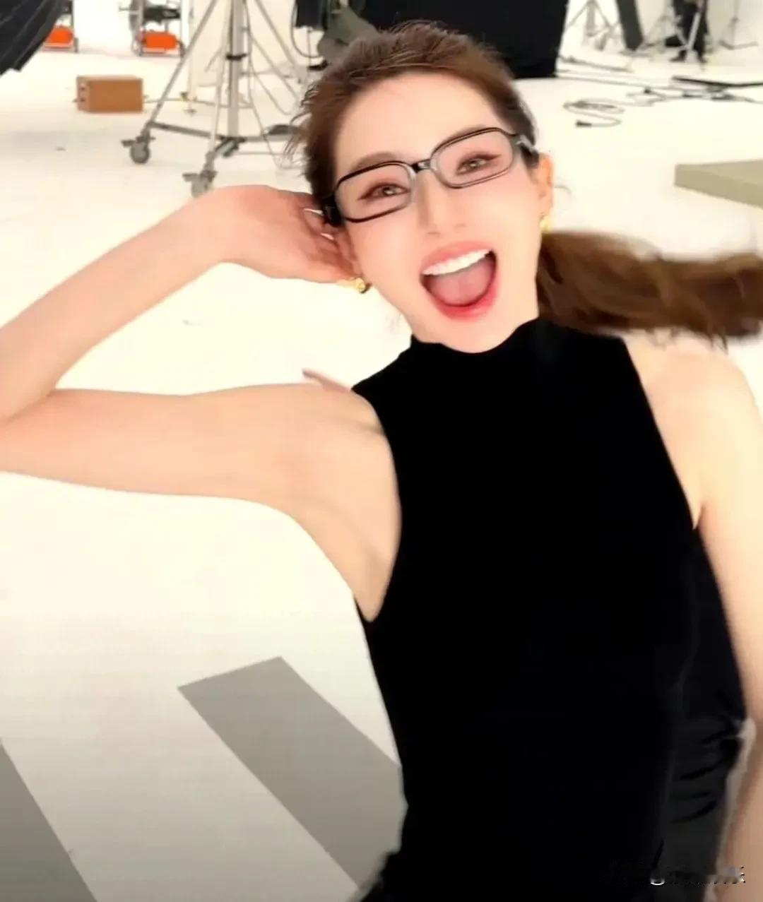 戚薇新视频一出，全网脸盲！黑色高马尾造型，乍一看还以为是金晨发了库存。网友笑疯：