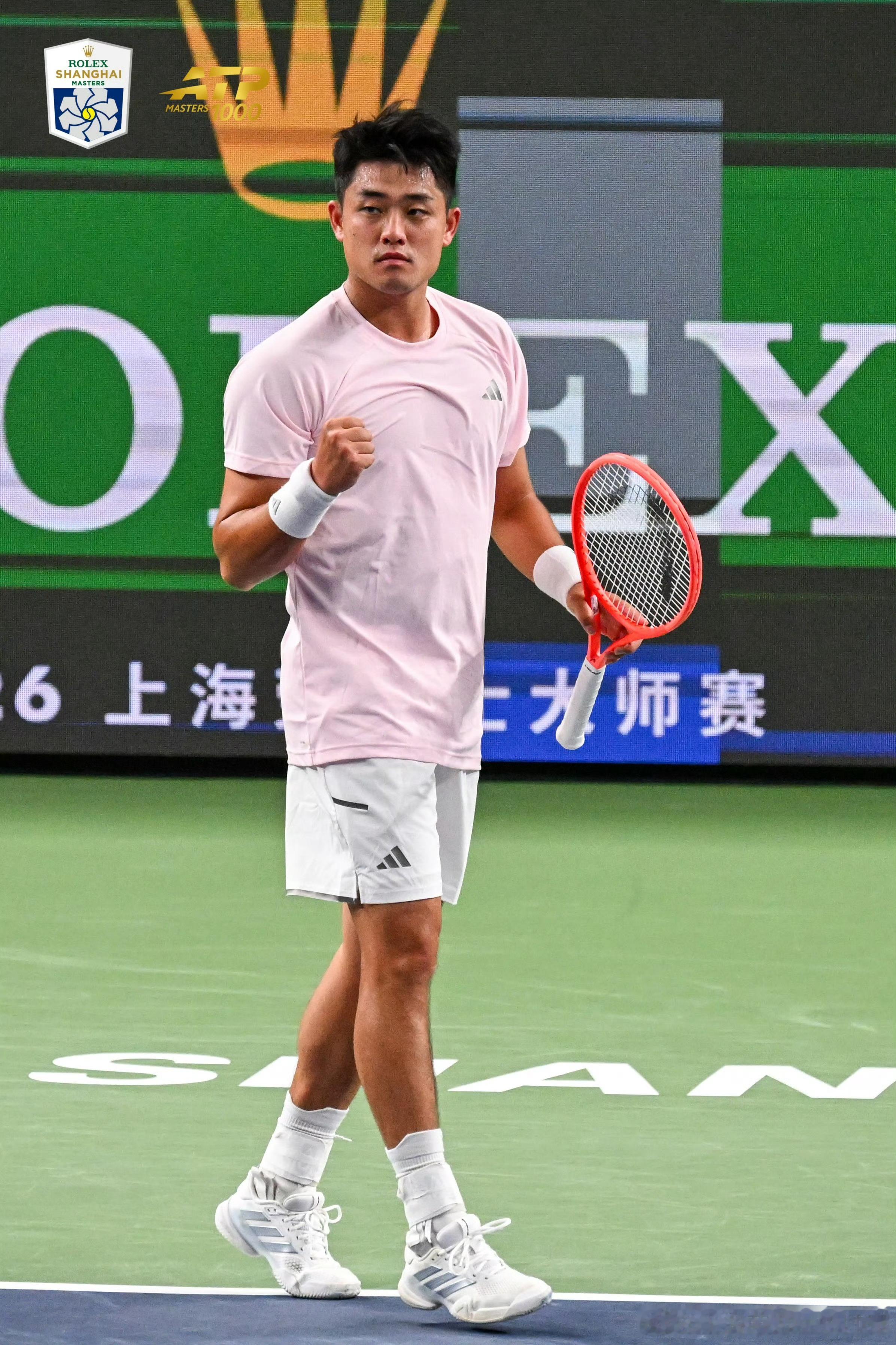 ATP上海大师赛男单正赛首轮，中国选手吴易昺迎来亚运会获得银牌后首秀，他以6-3