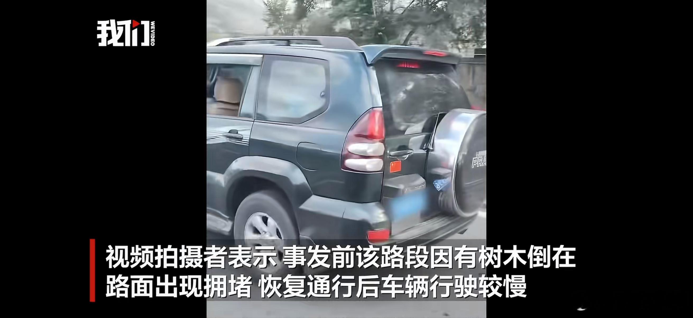 女子在兰州一高速路上边开车边打牌看标题我以为是开着什么新能源，一看这是开着老丰田