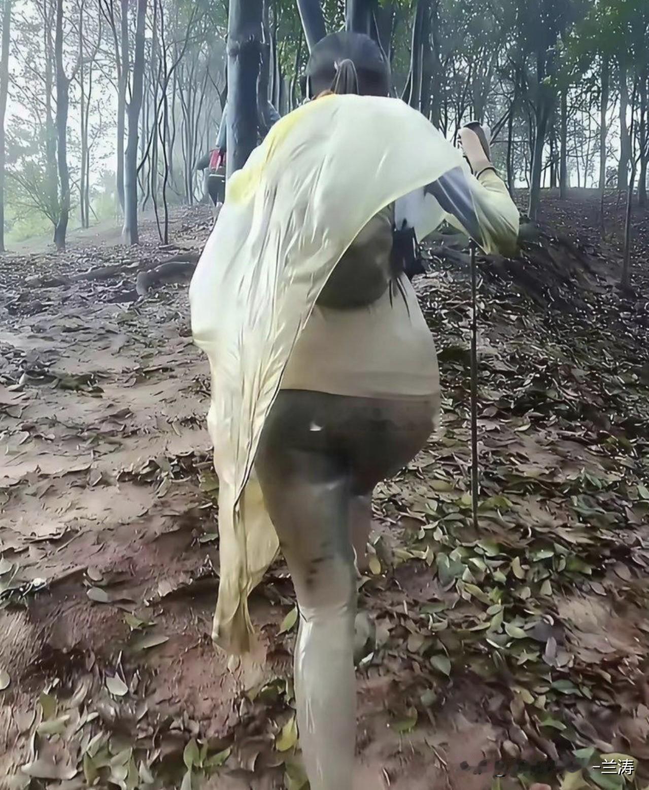 跟美女去爬山，遇到这种情况怎么办？挺急的！