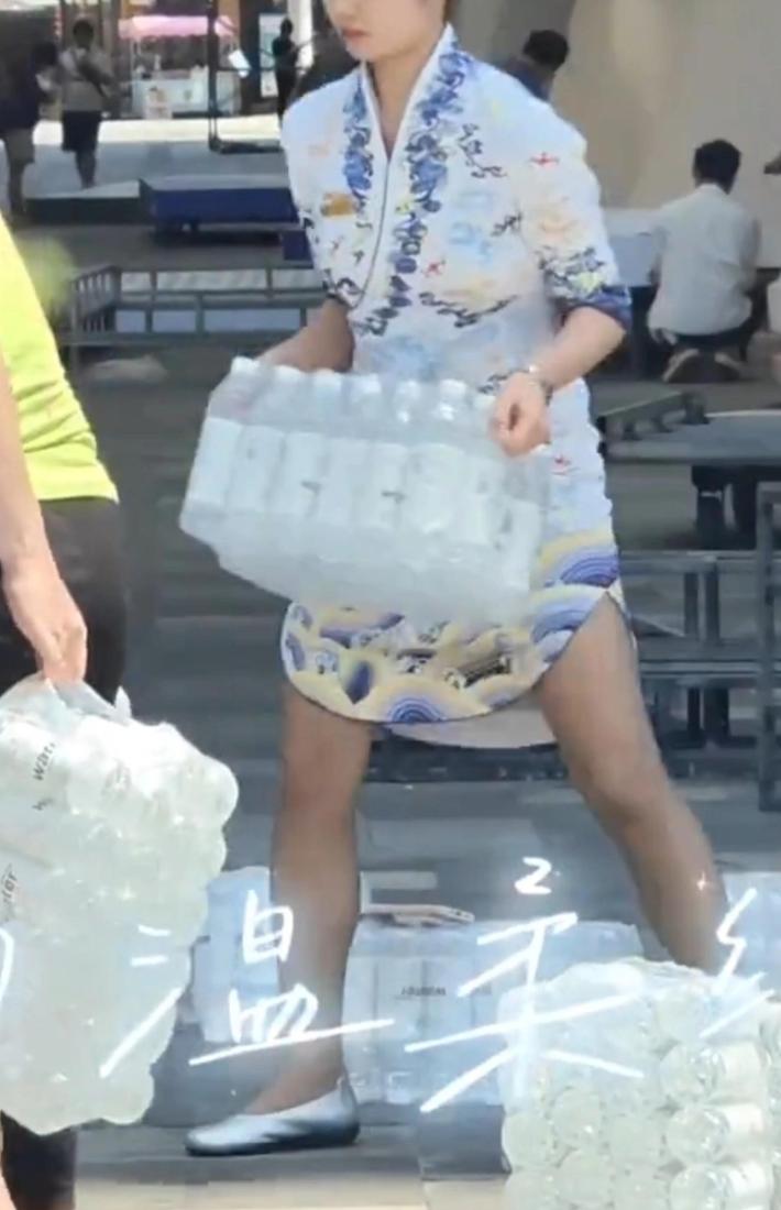 “这个空姐火了！”海南三亚，一个送水阿姨在酒店门口不慎将水散落1地，原本路人都冷