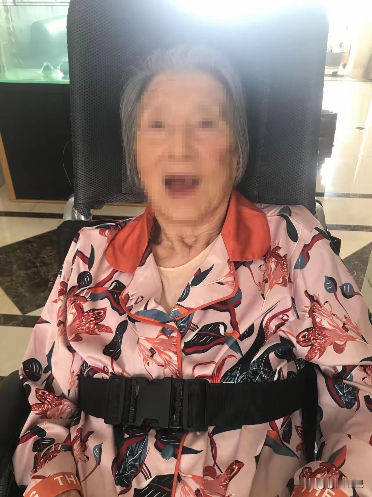 邻居家有个90多岁的老太太，先是住在70岁的大儿子家，要求大儿子随叫随到。结果有