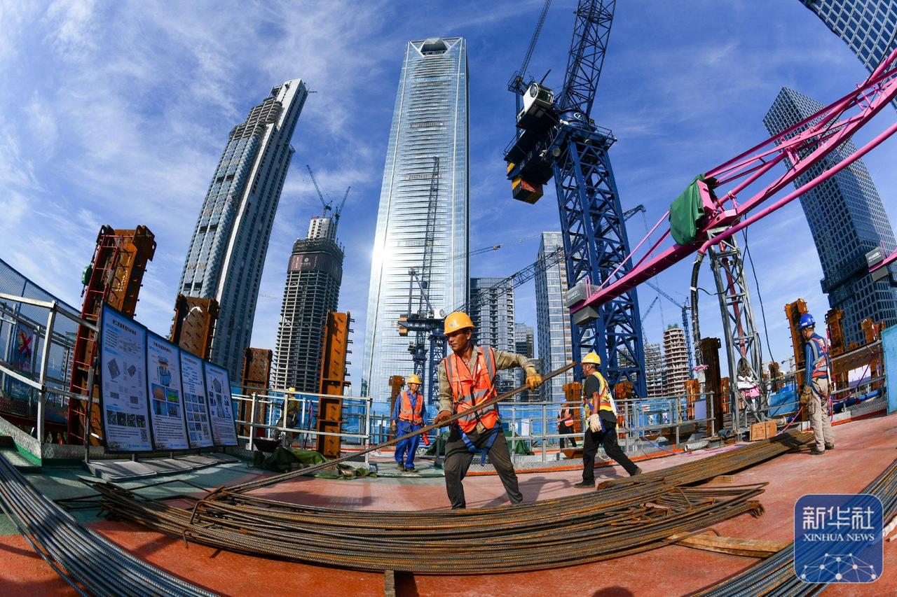 为什么中国担当得起“基建狂魔”的称号？我给大家看一组数据：贵州一年的GDP是2.