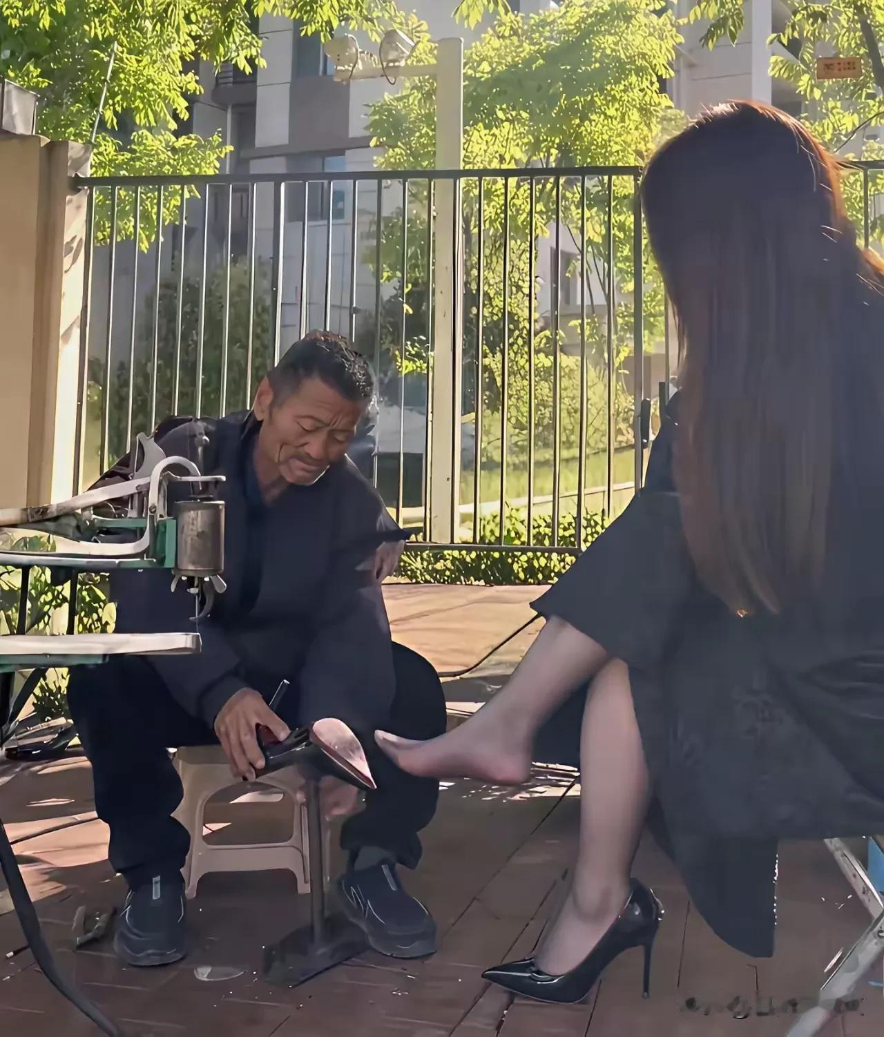 如今会修鞋的手艺人愈发稀少，而愿意把破损的鞋子送去修补的年轻人更是寥寥无几。