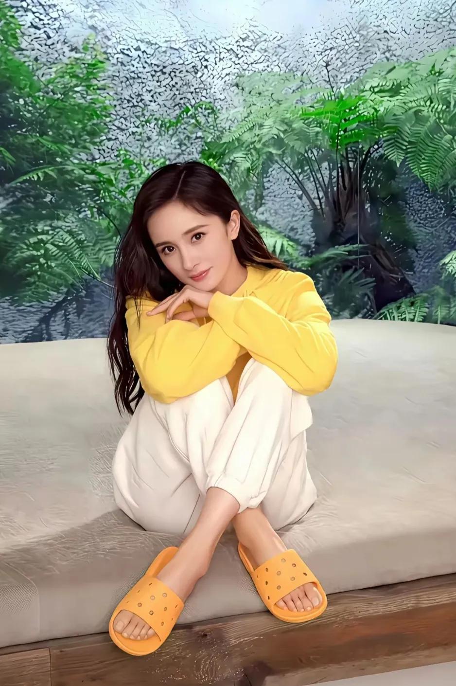 杨幂脚丫子是真的好看。在娱乐圈里，杨幂的脚绝对是出了名的好看，不过最让人羡慕的是