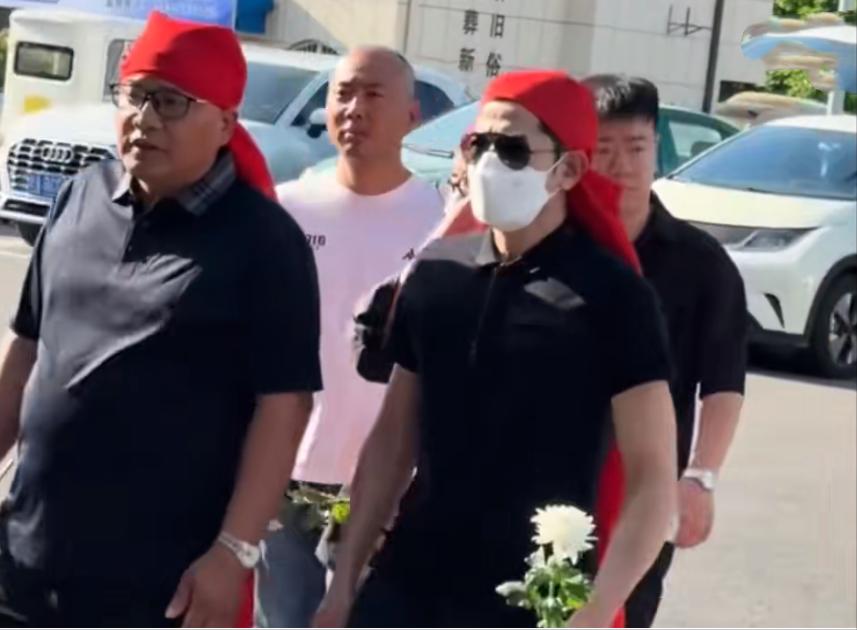 方媛外公去世，郭富城头戴“红布”，手拿菊花，这样的打扮让很多人不理解。该说不说