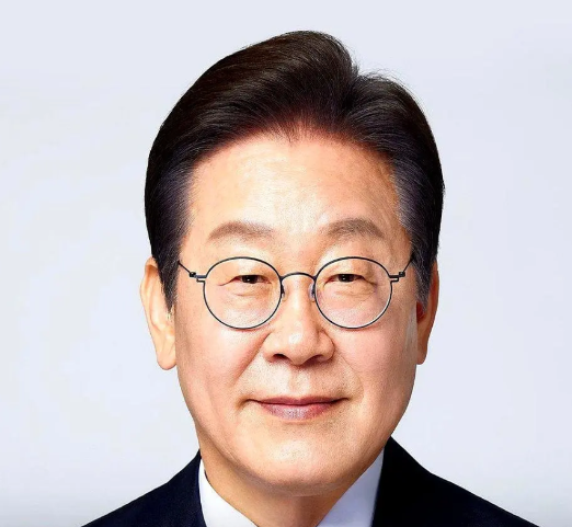 头脑清醒的李在明！他在就职典礼上承诺，要统一分裂后的国家，恢复经济，加强与美国