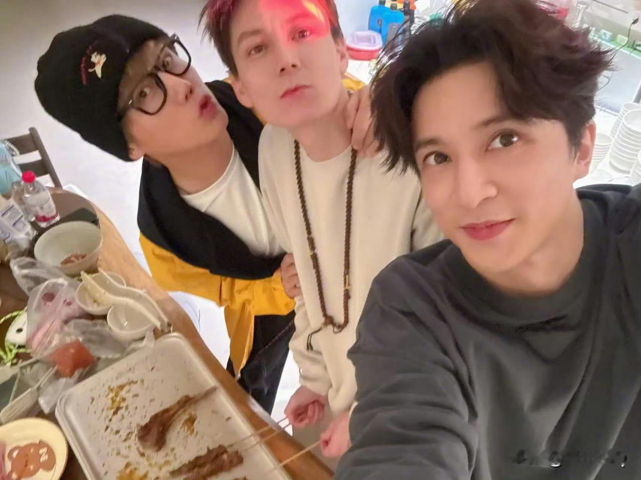 至2005我型我秀过去20年了,君君还是那么帅气。当时君君因为长得像陈冠希+吴彦