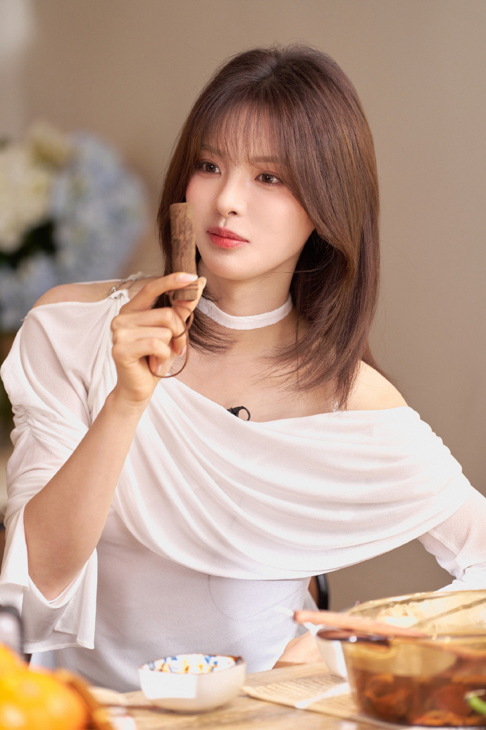 1.杨超越自从《七世吉祥》之后就算糊了，直到去年才稍稍资源恢复一点，等着唯一一部