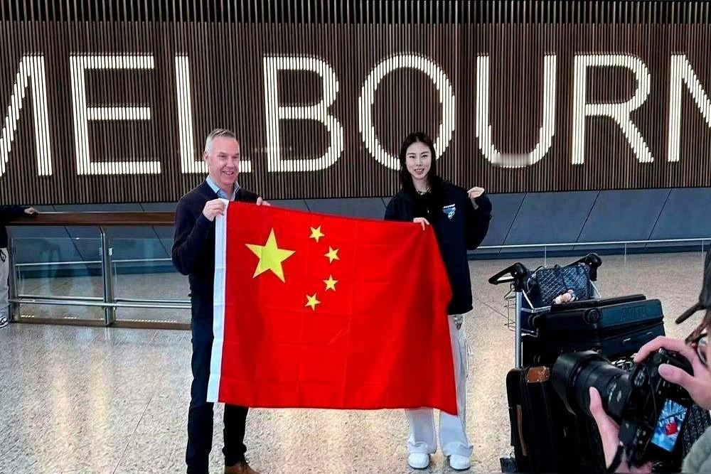 31岁，拖着连轴转后没复原的身体，她一个人拎着行李箱飞去了墨尔本。没有国家队