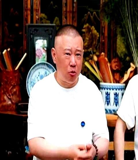 李寅飞在直播间里说话挺直接，把张鹤擎给点出来了。他说张鹤擎想红的心，比金菲、