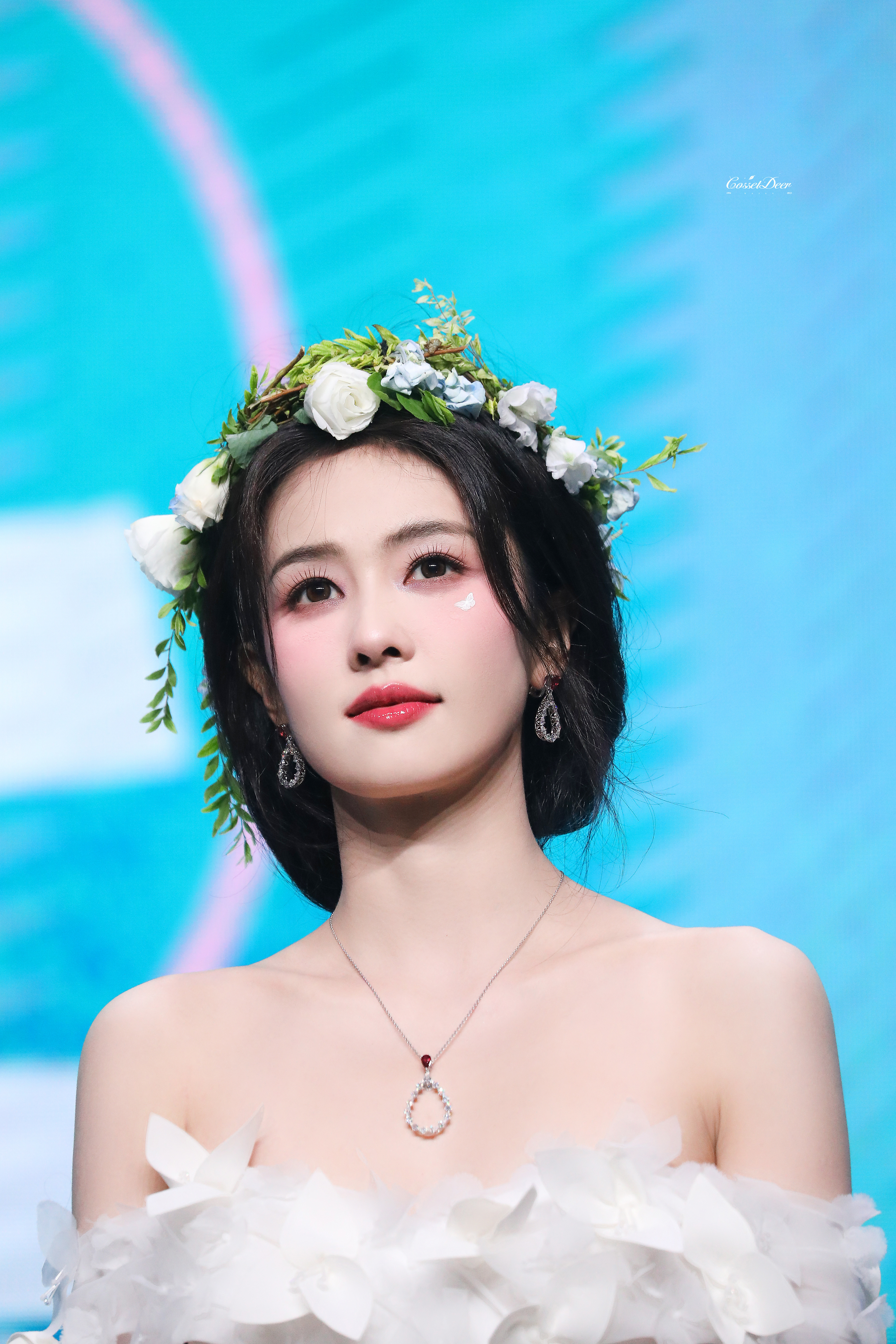 白鹿. 白花环衬温婉眉眼，露肩裙摆藏着清甜风情白鹿