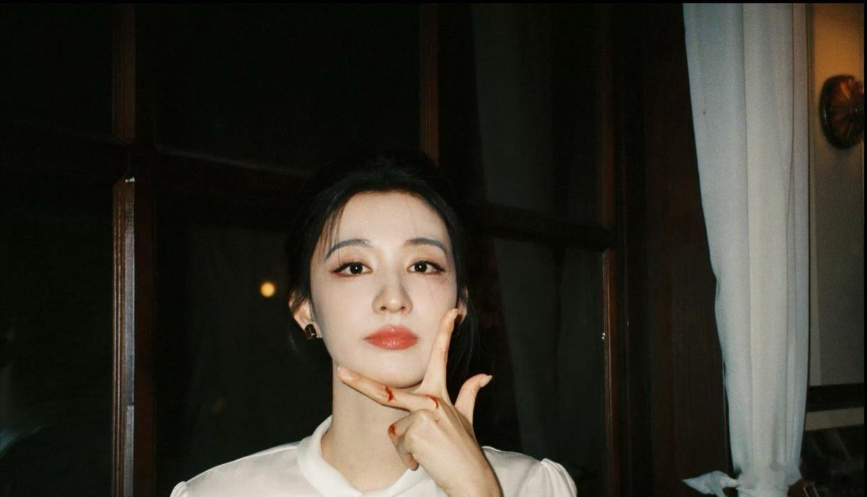 1.古力娜扎跟自己关系好的女性朋友，也是各种撒娇，不吃她这一套的，成不了闺蜜。2