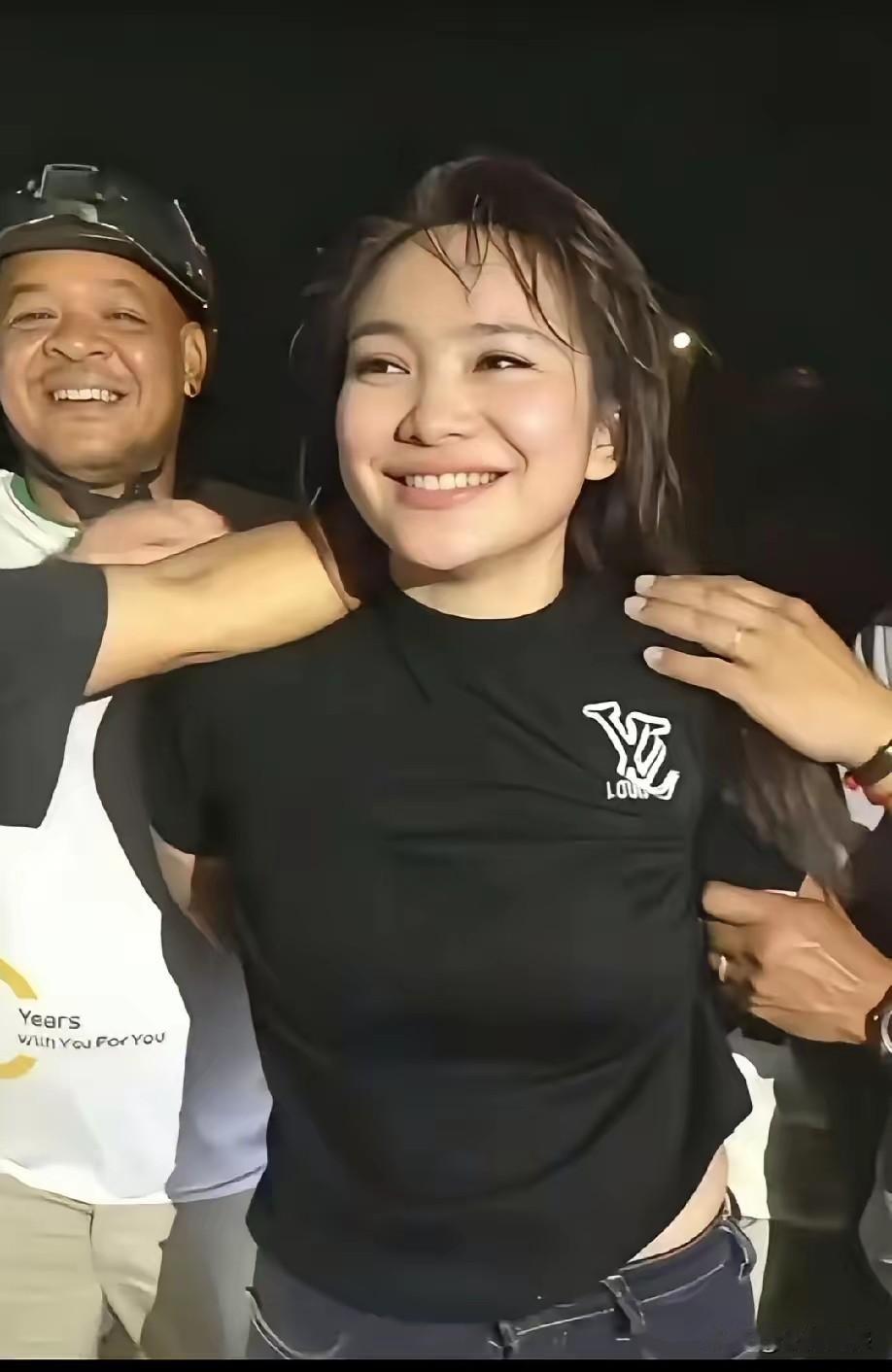 柬埔寨这个与犯罪分子同流合污的女子，虽然长得不是特别的漂亮，但是看起来很自信，很