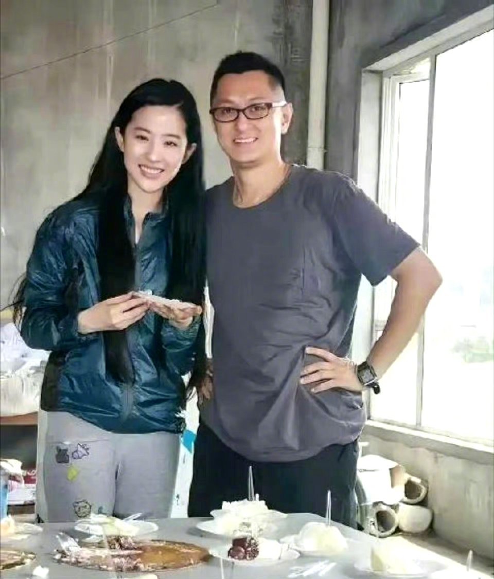 刘亦菲24岁那一年拍下的一组照片，有人知道她旁边这位男士是谁吗？​​​