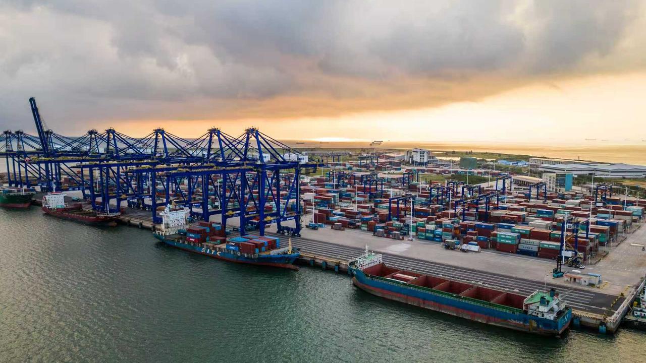 韩媒：韩国对华已连续三年出现贸易逆差！1月6日，韩国媒体《每日经济》发表文章称