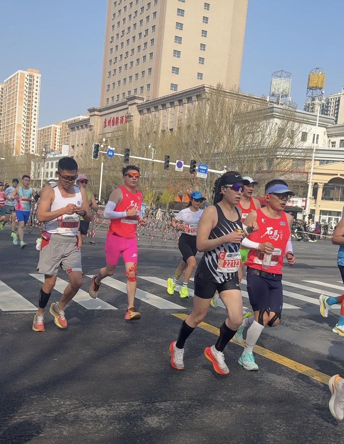 火爆！海内外跑者齐聚燕赵石家庄2026马拉松于3月29日开幕，参赛3万人。