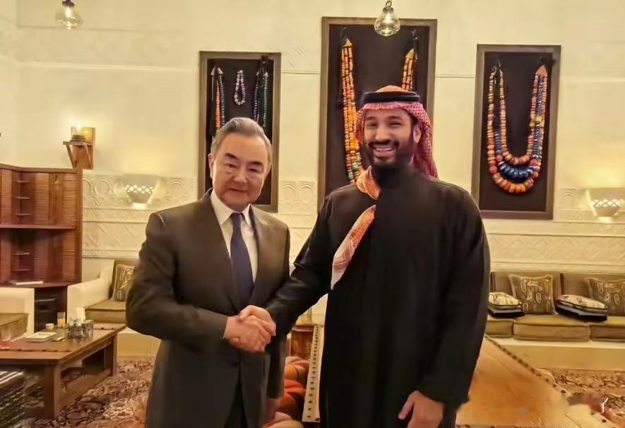 沙特王储穆罕默德在利雅得会见王毅，画风亲切又实在！穆罕默德先托王毅转达问候，立