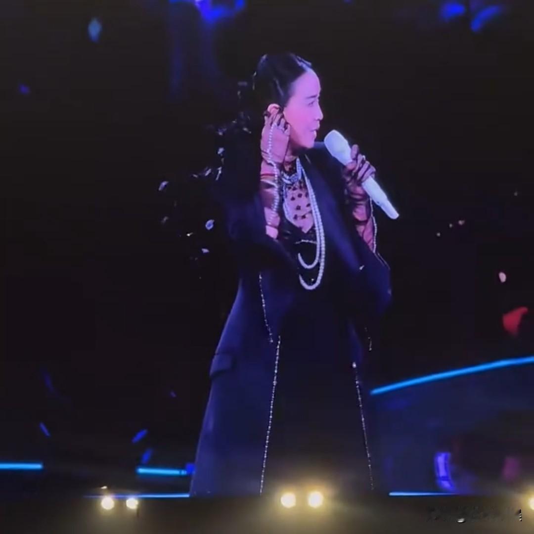 9月26日晚，那英在“我来，因为你在”巡迴演唱会成都站中途，即兴演唱了《弯弯的月
