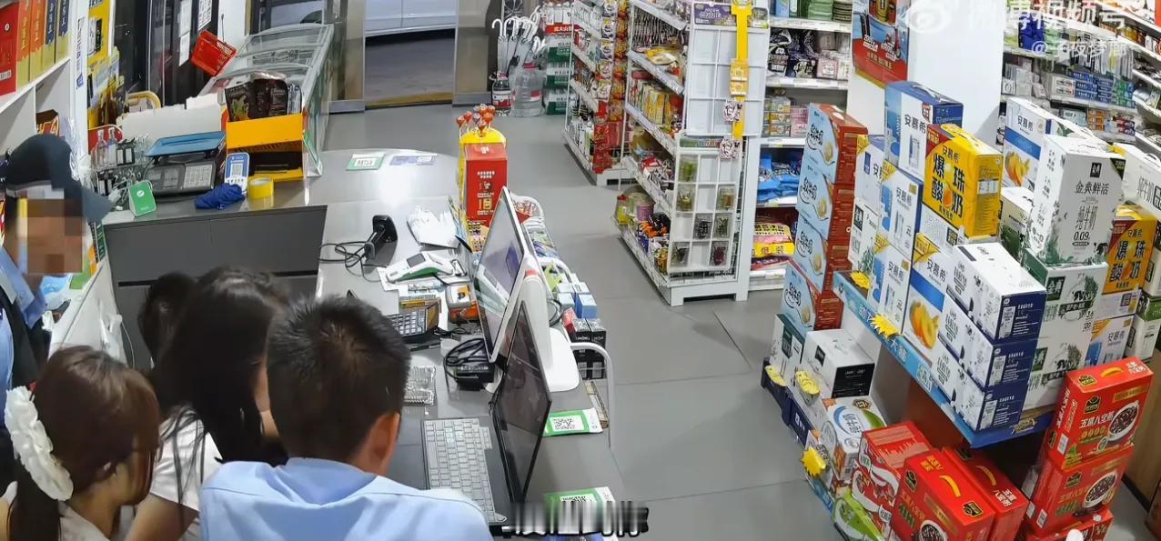 便利店内，男顾客擦身而过时碰到了女顾客的包，女的大声嚷嚷说男生咸猪手。男生再三解