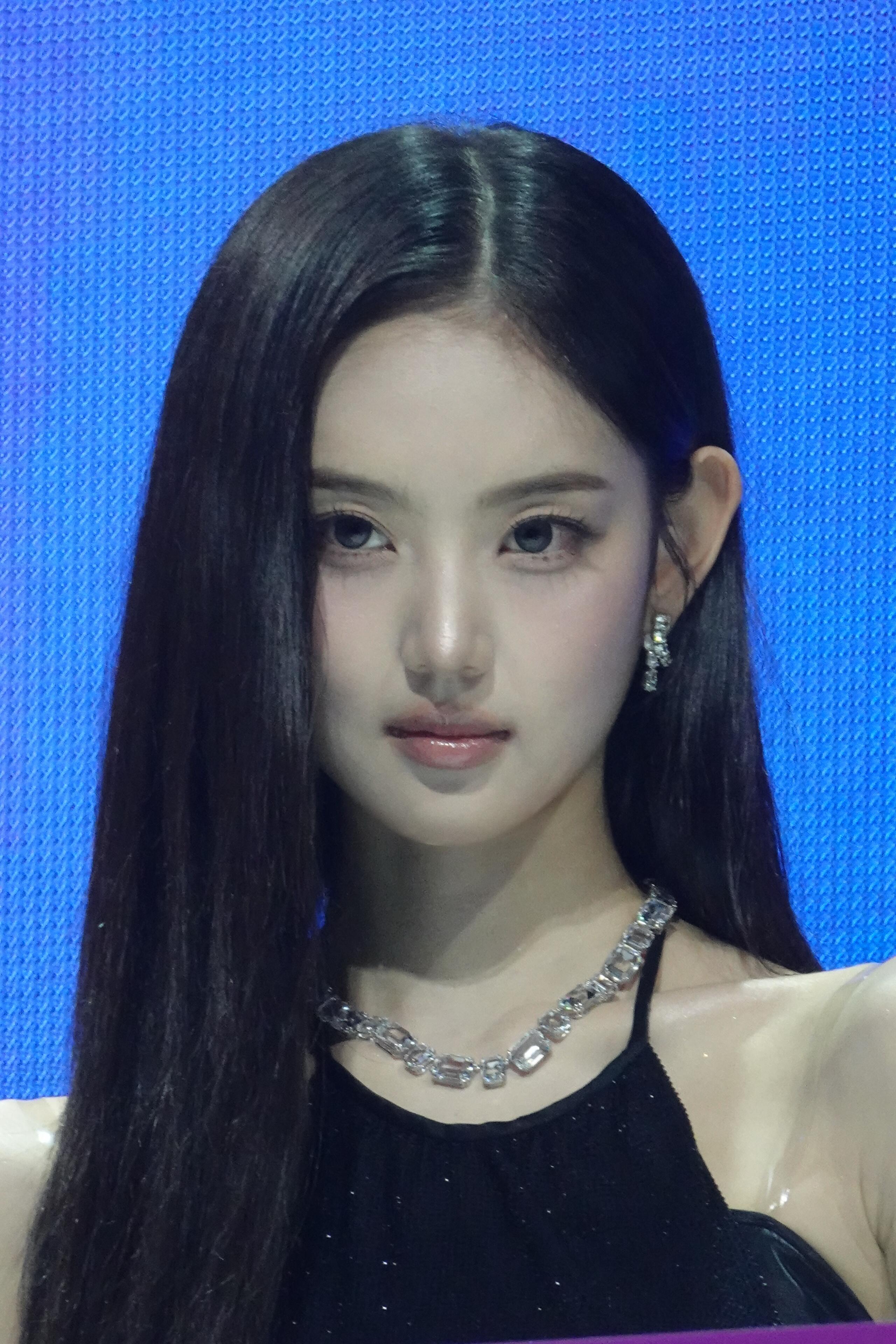 到底该怎样形容这种漂亮到快要透明的美貌…..
