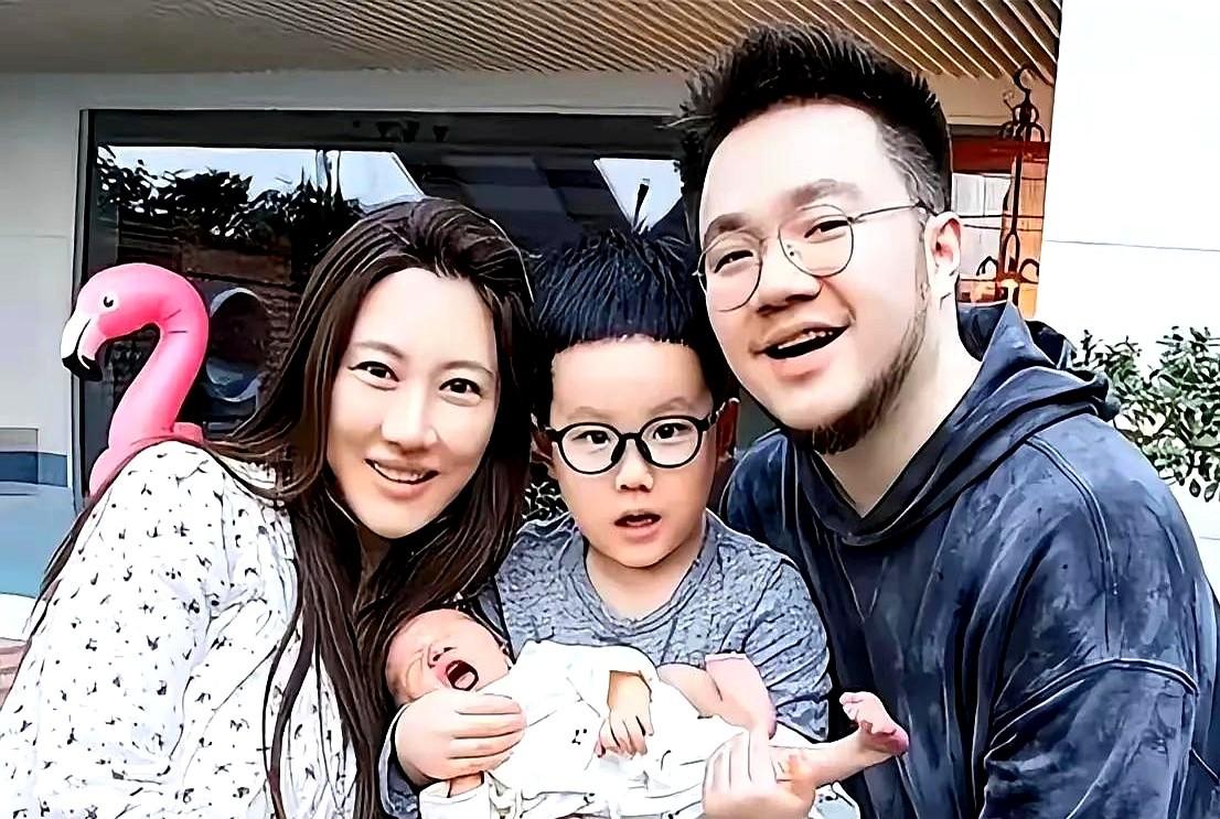 英达抱不到孙子，巴图不接电话，宋丹丹点赞网友一句“爷爷也得考试”。网友翻出旧账