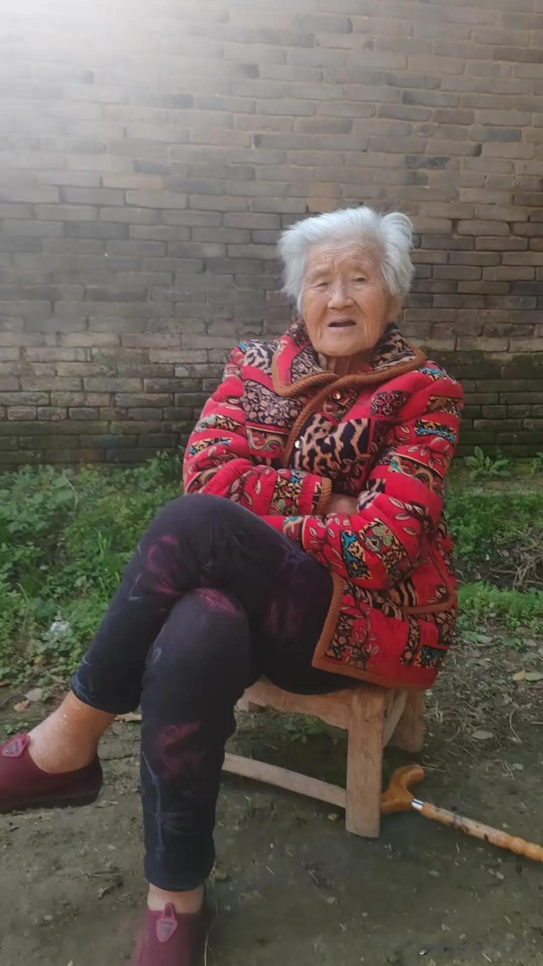 “常回家看看父母！”她养育了五个儿女，两个儿子，三个女儿。已经九十多岁了，一