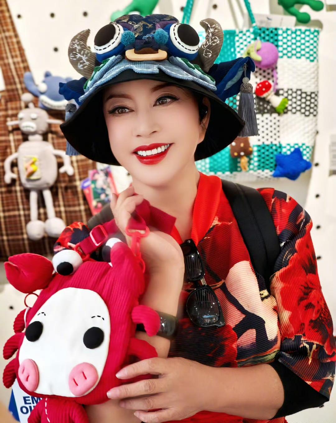 刘晓庆晒近照70多岁背个猪猪包有人说可爱，有人说减龄有人说不合适……你怎